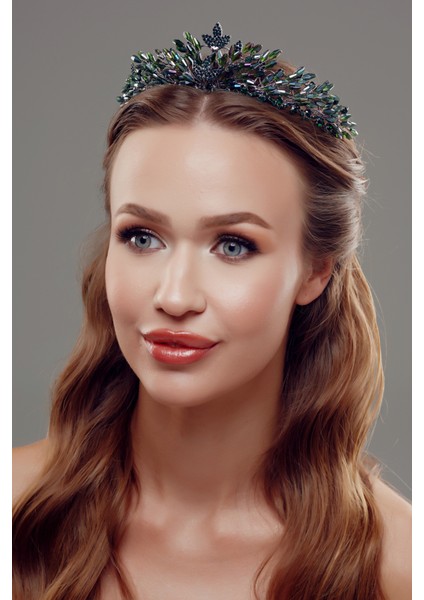 Inci ve Kristal Taşlı Gelin Tacı – Işıltılı ve Zarif Tasarım