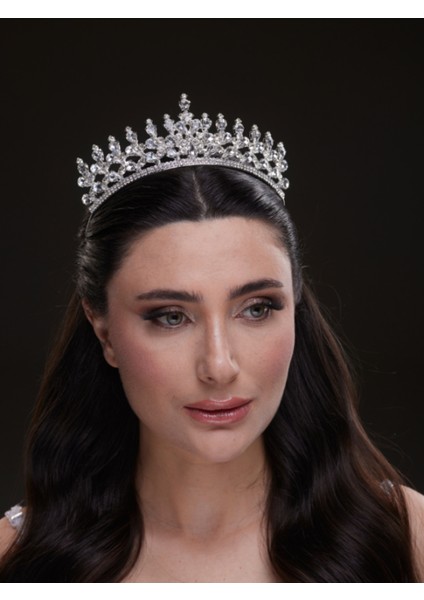 Kristal Çiçek Desenli Gelin Tacı – Gösterişli ve Işıltılı Tasarım