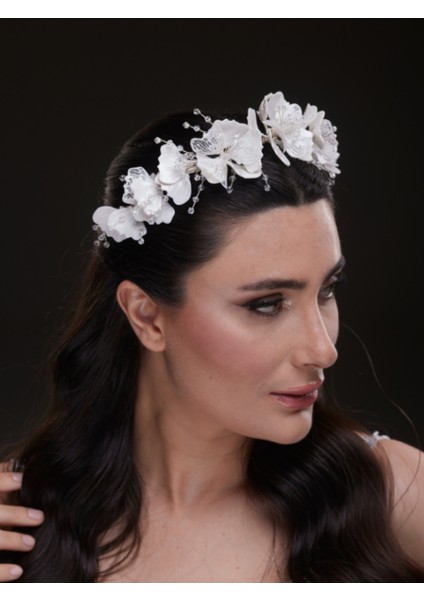 Büyük Beyaz Çiçek ve Incili Gelin Taç Aksesuarı modelleri
