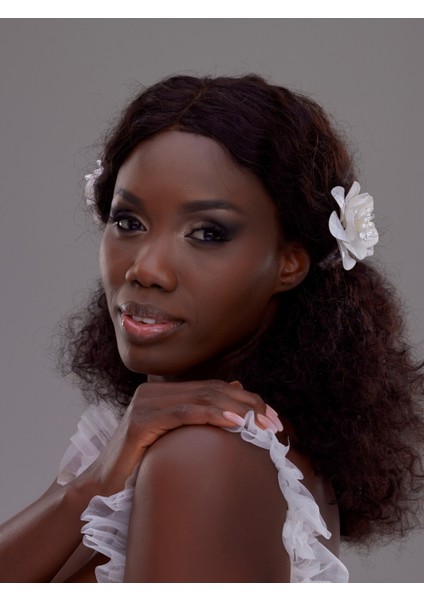 Tek Büyük Beyaz Çiçekli Gelin Saç Tokası – Inci ve Kristal Detaylı modelleri