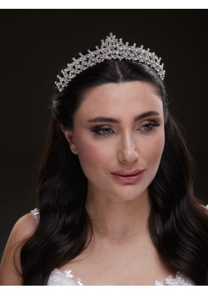 Ince Işlemeli Kristal Gelin Tacı – Zarif ve Işıltılı Tasarım