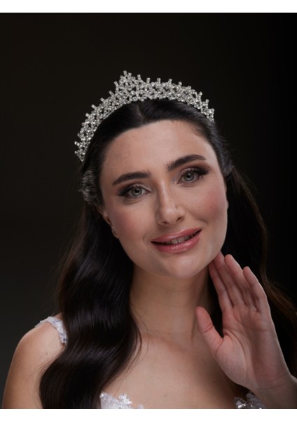 Ince Işlemeli Kristal Gelin Tacı – Zarif ve Işıltılı Tasarım modelleri