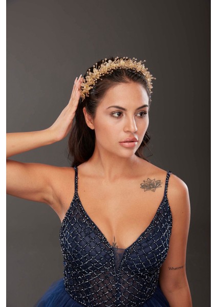 Kristal ve Çiçek Detaylı Gelin Tacı – Işıltılı ve Zarif Saç Aksesuarı