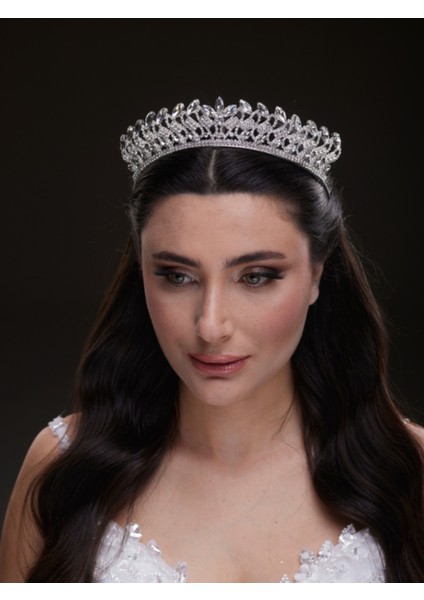 Yaprak Desenli Kristal Gelin Tacı – Işıltılı ve Gösterişli Tasarım