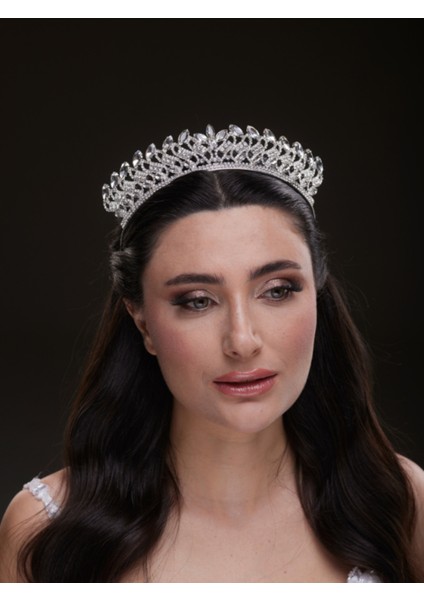 Yaprak Desenli Kristal Gelin Tacı – Işıltılı ve Gösterişli Tasarım fiyatları
