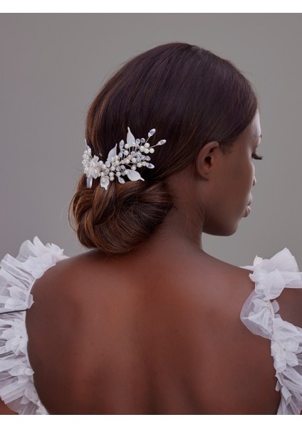 Kristal ve Inci Çiçek Detaylı Gelin Saç Tokası – Topuz Için Romantik Tasarım