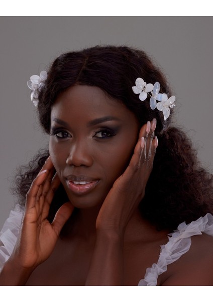 Gümüş ve Beyaz Çiçek Detaylı Gelin Saç Aksesuarı – Inci ve Kristal Süslemeli