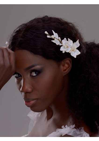 Altın Detaylı Beyaz Çiçekli Gelin Saç Tokası – Inci Süslemeli Zarif Aksesuar