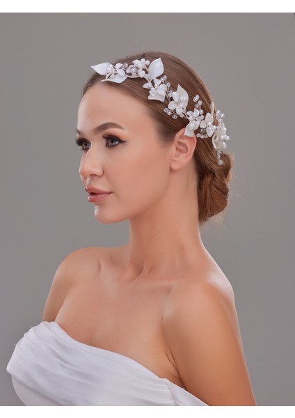 Beyaz Çiçek ve Kristal Taş Detaylı Gelin Saç Bandı – Zarif ve Romantik Tasarım
