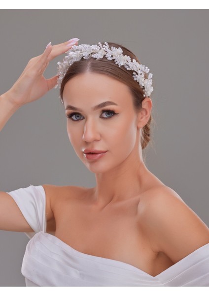 Inci ve Kristal Çiçek Detaylı Gelin Saç Bandı – Zarif Taç & Tokalı Kullanım fiyatları