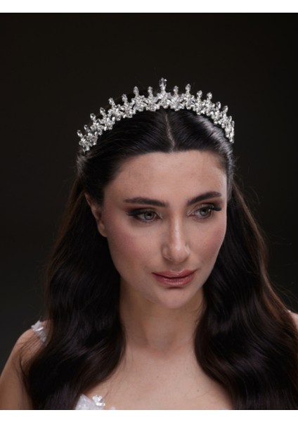 Ince Kristal Taşlı Gelin Tacı – Zarif ve Modern Tasarım