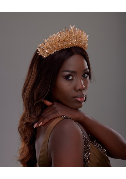 Kristal Çiçek Desenli Gelin Tacı – Gümüş Işıltılı Zarif Tasarım