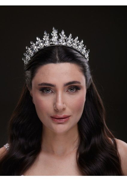 Yaprak Formlu Kristal Gelin Tacı – Işıltılı ve Zarif Tasarım