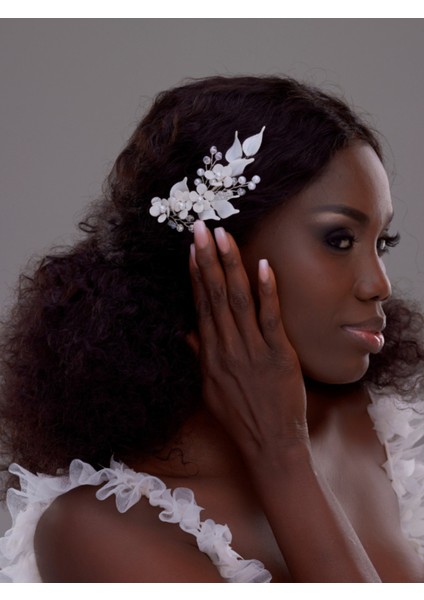 Beyaz Çiçek ve Inci Detaylı Yan Toka Gelin Saç Aksesuarı – Zarif El Yapımı Tasarım