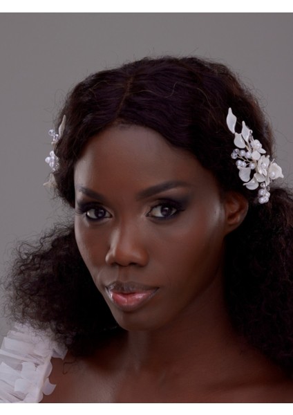 Beyaz Çiçek ve Inci Detaylı Yan Toka Gelin Saç Aksesuarı – Zarif El Yapımı Tasarım fiyatları