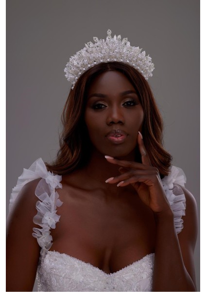 Kristal Taşlı ve Inci Detaylı Gelin Tacı – Gösterişli ve Zarif Tasarım