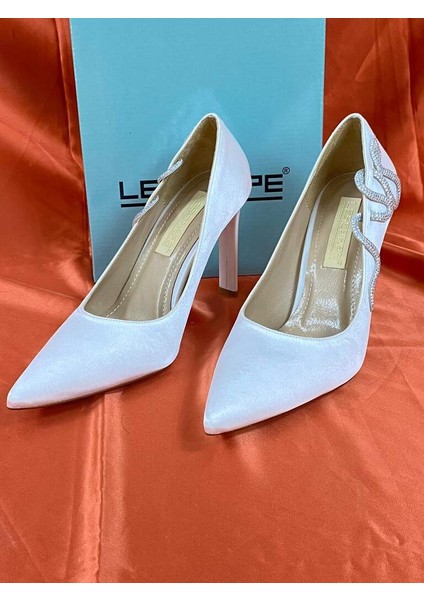 LES09 Beyaz Kadın Topuklu Ayakkabı Yılan Detaylı Stiletto fırsatları