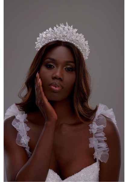 Çiçek Motifli Inci ve Kristal Gelin Tacı – Romantik ve Işıltılı Tasarım