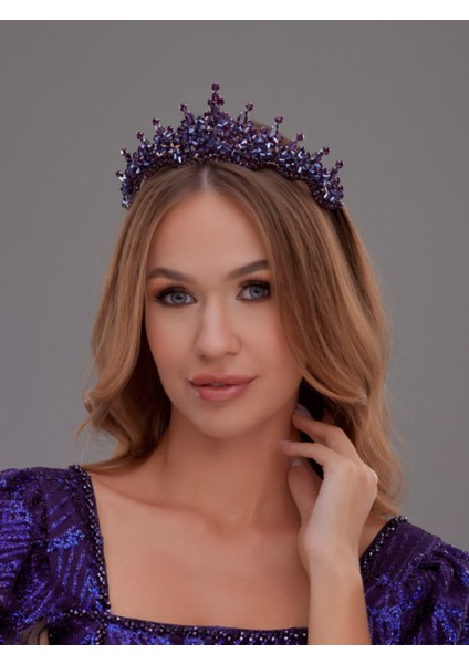 Kristal Taşlı Taç – Işıltılı ve Zarif Davet Aksesuarı