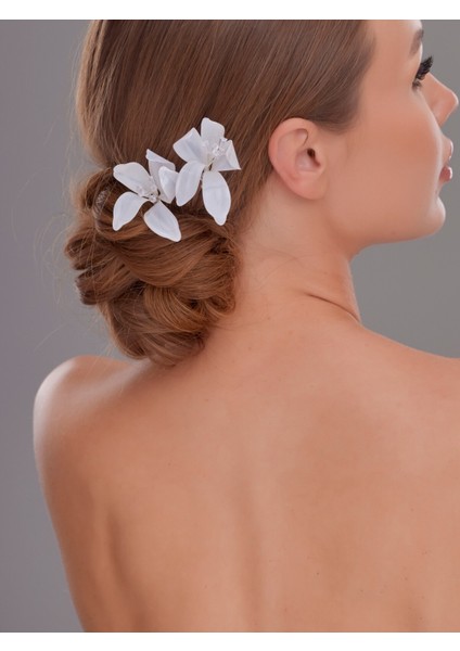 Beyaz Çiçek Detaylı Gelin Saç Tokası – Kristal ve Inci Süslemeli Zarif Tasarım fiyatları