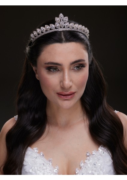 Damla Taşlı Kristal Gelin Tacı – Zarif ve Asil Tasarım