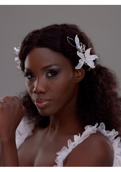 Beyaz Lilyum Çiçek Detaylı Gelin Saç Aksesuarı – Inci ve Tel Işlemeli