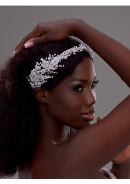 Kristal ve Çiçek Detaylı Gelin Saç Bandı – Işıltılı ve Zarif Tasarım