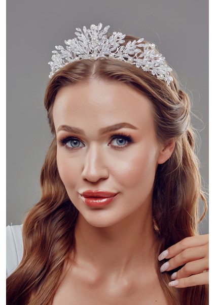 Inci ve Kristal Detaylı Gelin Tacı – Zarif ve Işıltılı Tasarım