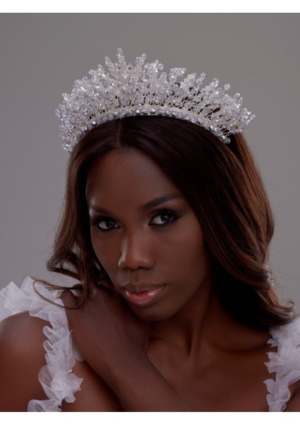 Kristal Taşlı Taç – Işıltılı ve Zarif Davet Aksesuarı