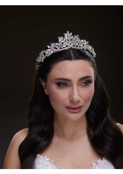 Yaprak Desenli Kristal Gelin Tacı – Işıltılı ve Zarif Tasarım