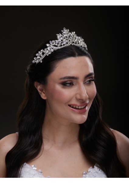 Yaprak Desenli Kristal Gelin Tacı – Işıltılı ve Zarif Tasarım modelleri