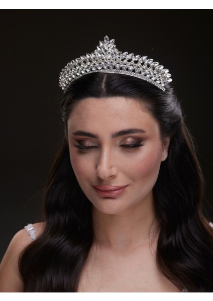 Işıltılı Kristal Taşlı Gelin Tacı – Zarif ve Gösterişli Tasarım