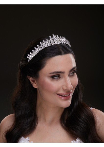 Ince Kristal Taşlı Gelin Tacı – Zarif ve Şık Tasarım
