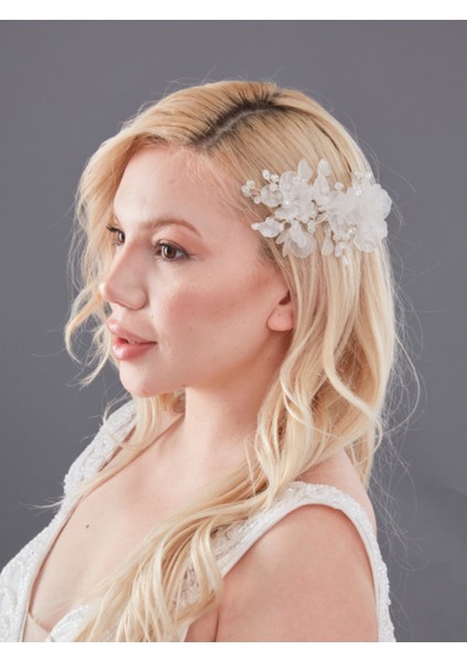 Beyaz Çiçek ve Kristal Detaylı Gelin Saç Tokası – Zarif ve Işıltılı Tasarım