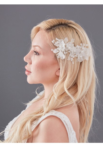 Beyaz Çiçek ve Kristal Detaylı Gelin Saç Tokası – Zarif ve Işıltılı Tasarım fiyatları