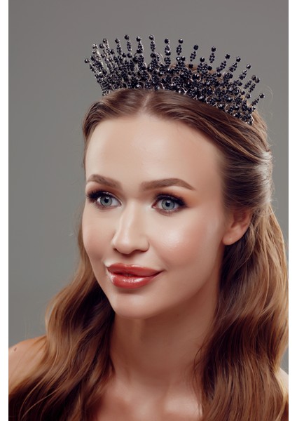 Kristal Taşlı Gelin Tacı – Zarif ve Işıltılı Tasarım