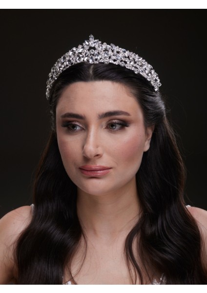 Büyük Kristal Taşlı Gelin Tacı – Gösterişli ve Işıltılı Tasarım