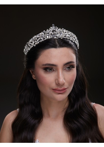Büyük Kristal Taşlı Gelin Tacı – Gösterişli ve Işıltılı Tasarım fiyatları