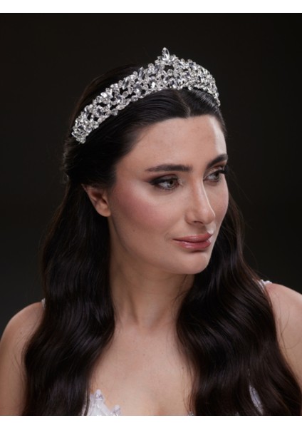 Büyük Kristal Taşlı Gelin Tacı – Gösterişli ve Işıltılı Tasarım modelleri