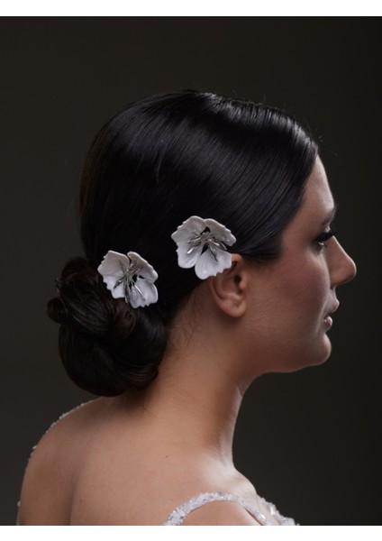 Minimal Beyaz Çiçek ve Gümüş Detaylı Gelin Saç Aksesuarı modelleri