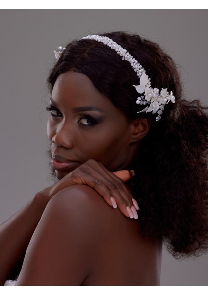 Inci ve Kristal Taşlı Beyaz Çiçekli Gelin Aksesuarı – Zarif ve Şık Saç Aksesuarı