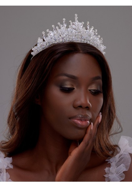 Kristal Taşlı Gelin Tacı – Işıltılı ve Gösterişli Saç Aksesuarı