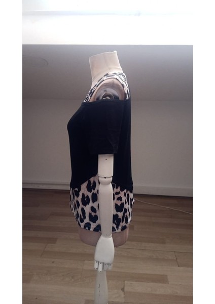 Kadın Kısa Kollu Geometrik Kesin Detaylı Çift Renkli Viskon Bluz indirimleri