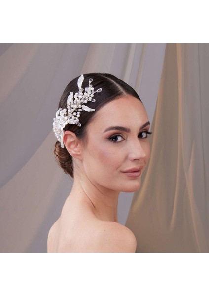 Inci ve Kristal Yaprak Detaylı Gelin Saç Aksesuarı – Düşük Topuz Için Zarif Tasarım