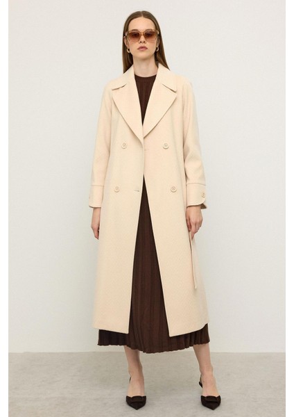 Reglan Kol Pelerin Detaylı Kendinden Desenli Limited Edition Kaban Krem 3141