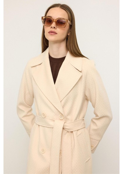 Reglan Kol Pelerin Detaylı Kendinden Desenli Limited Edition Kaban Krem 3141 fırsatları