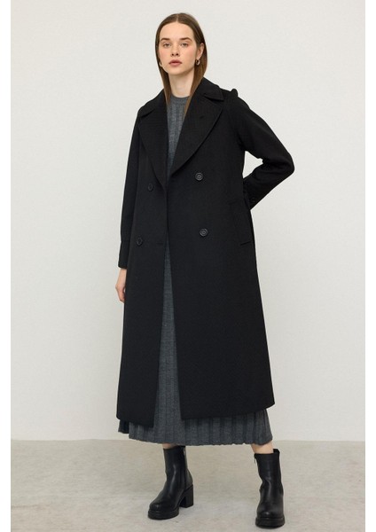 Reglan Kol Pelerin Detaylı Kendinden Desenli Limited Edition Kaban Siyah 3141