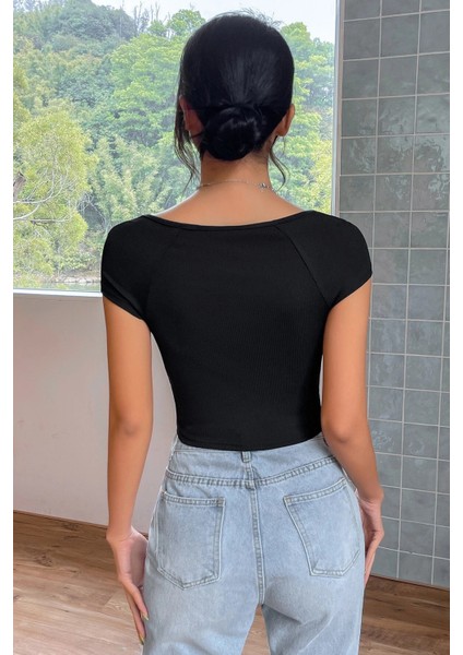 Kadın Siyah Kare Yaka Yarım Kol Göğüs Dekolteli Crop Top Bluz fiyatları