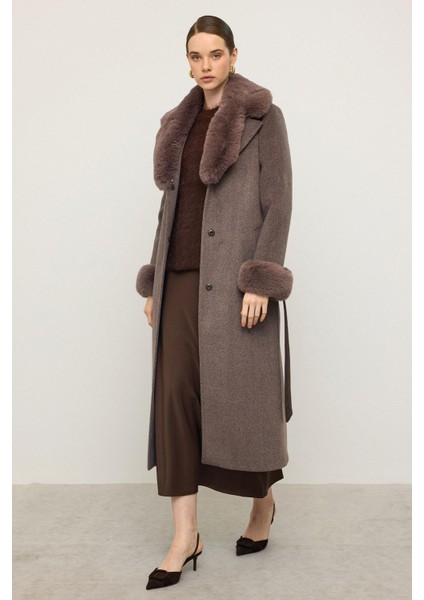 Ceket Yaka Yakası ve Kolları Çıkabilen Kürklü Uzun Kaban Latte 3088 fırsatları