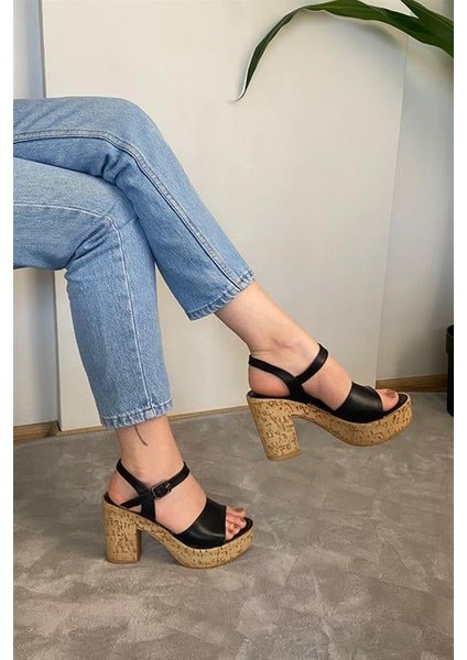 Kadın Siyah Tek Bantlı 10 cm Platfom Topuklu Mantar Taban Sandalet fiyatları